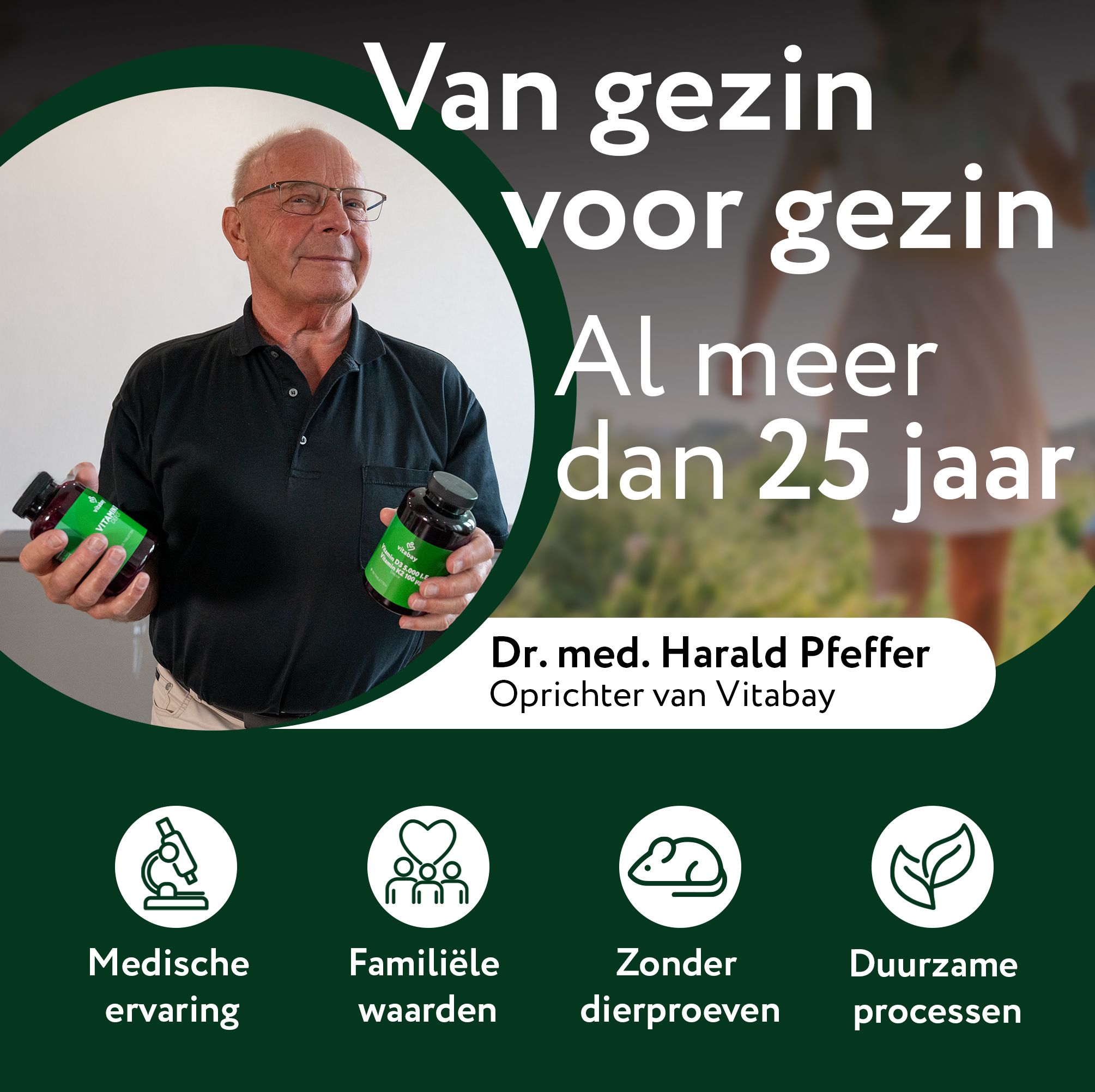Dr. Harald Pfeffer van Vitabay. Houdt twee flessen Magnesium L-Threonaat. Medische ervaring, familiale waarden.