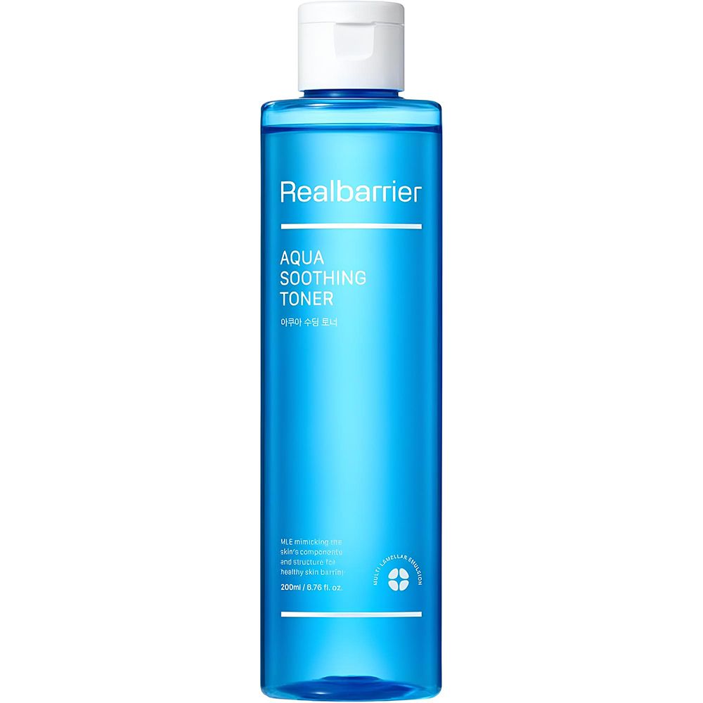 Blauwe fles met witte dop. Opschrift: Realbarrier, AQUA SOOTHING TONER. Productverpakking.
