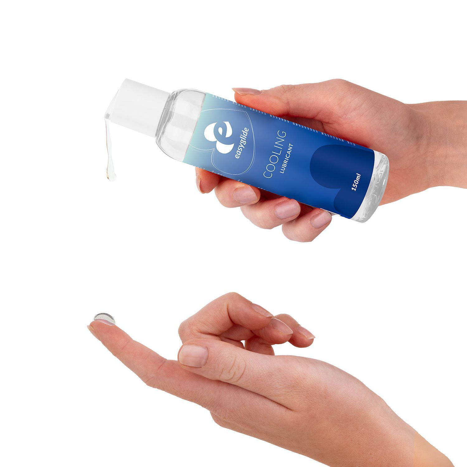 Handen houden een flesje vast, waaruit een vloeistof druppelt. Een druppel op een vinger.