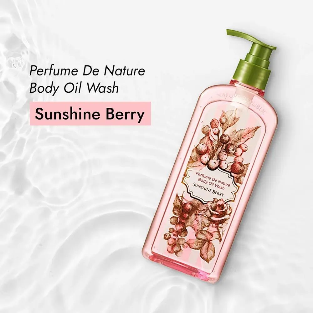 Roze fles met groene pomp. Bloemenpatroon en tekst Sunshine Berry. Productnaam: Body Oil Wash.