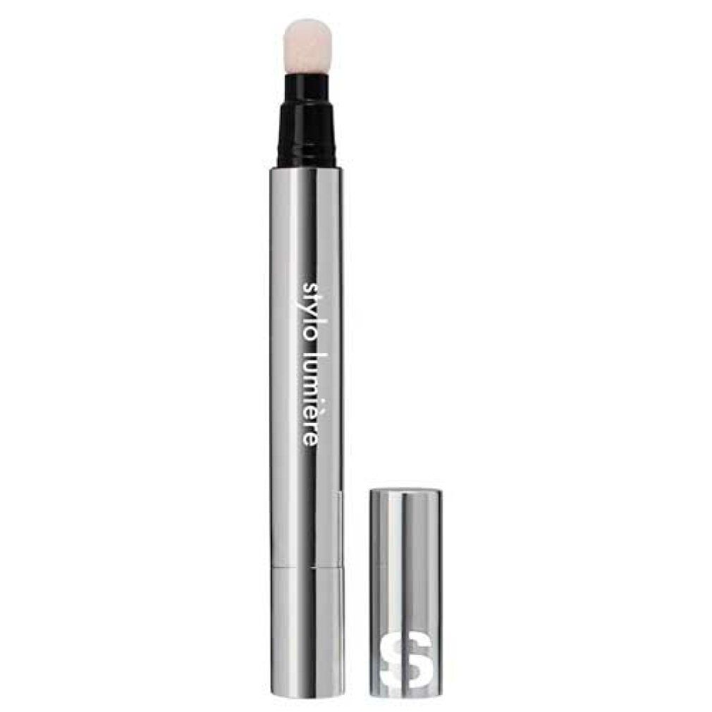 Stylo Lumière met applicator. Zilverkleurige behuizing, zwarte applicator. Dop met logo. Opschrift: stylo lumière.