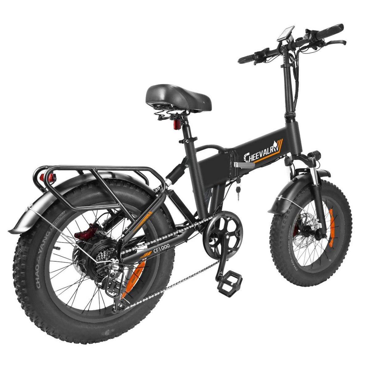 Vélo électrique noir avec pneus larges, porte-bagages et inscription CHEEVALRY.
