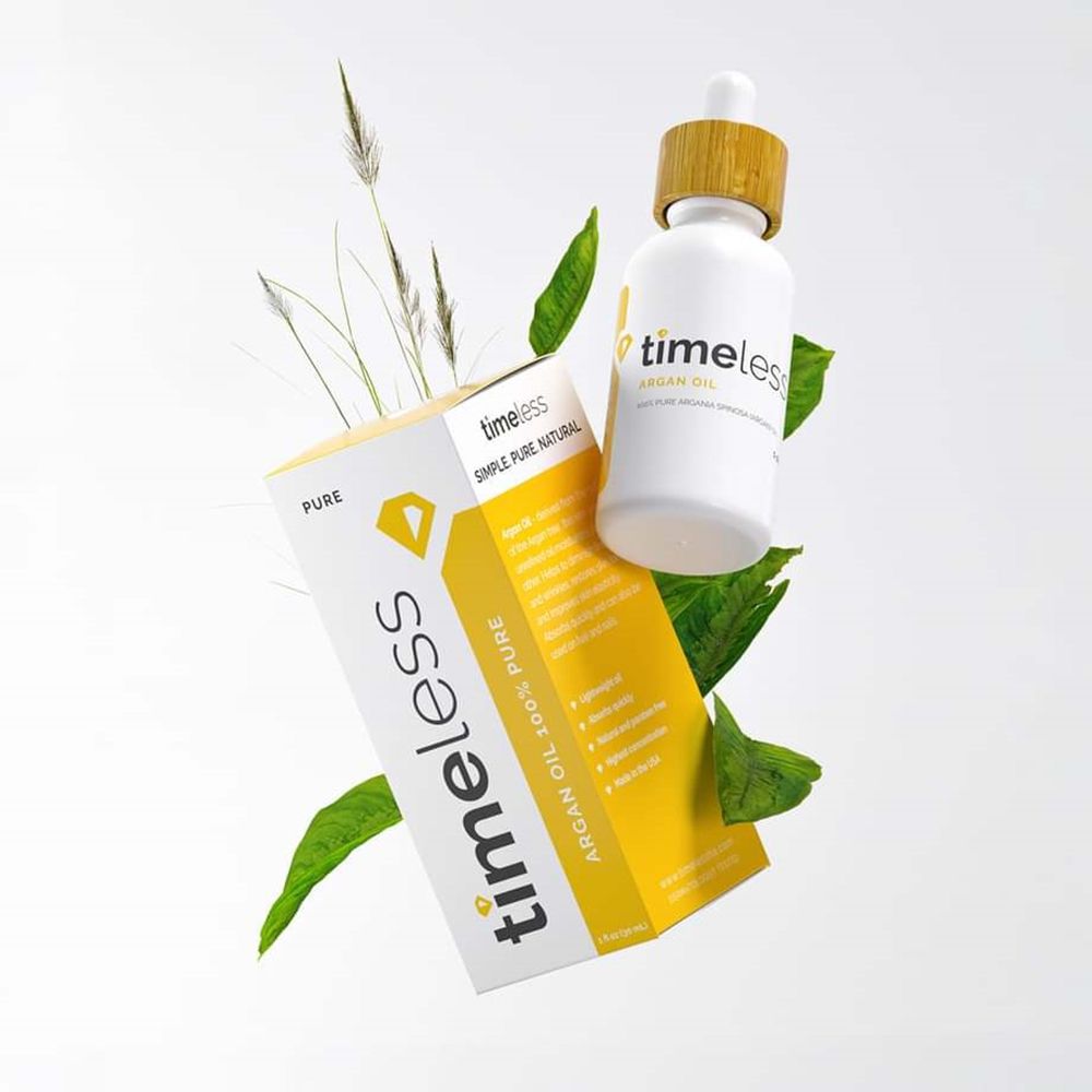 Productverpakking en fles. Gele doos met "timeless" en "ARGAN OIL". Fles met houten dop.