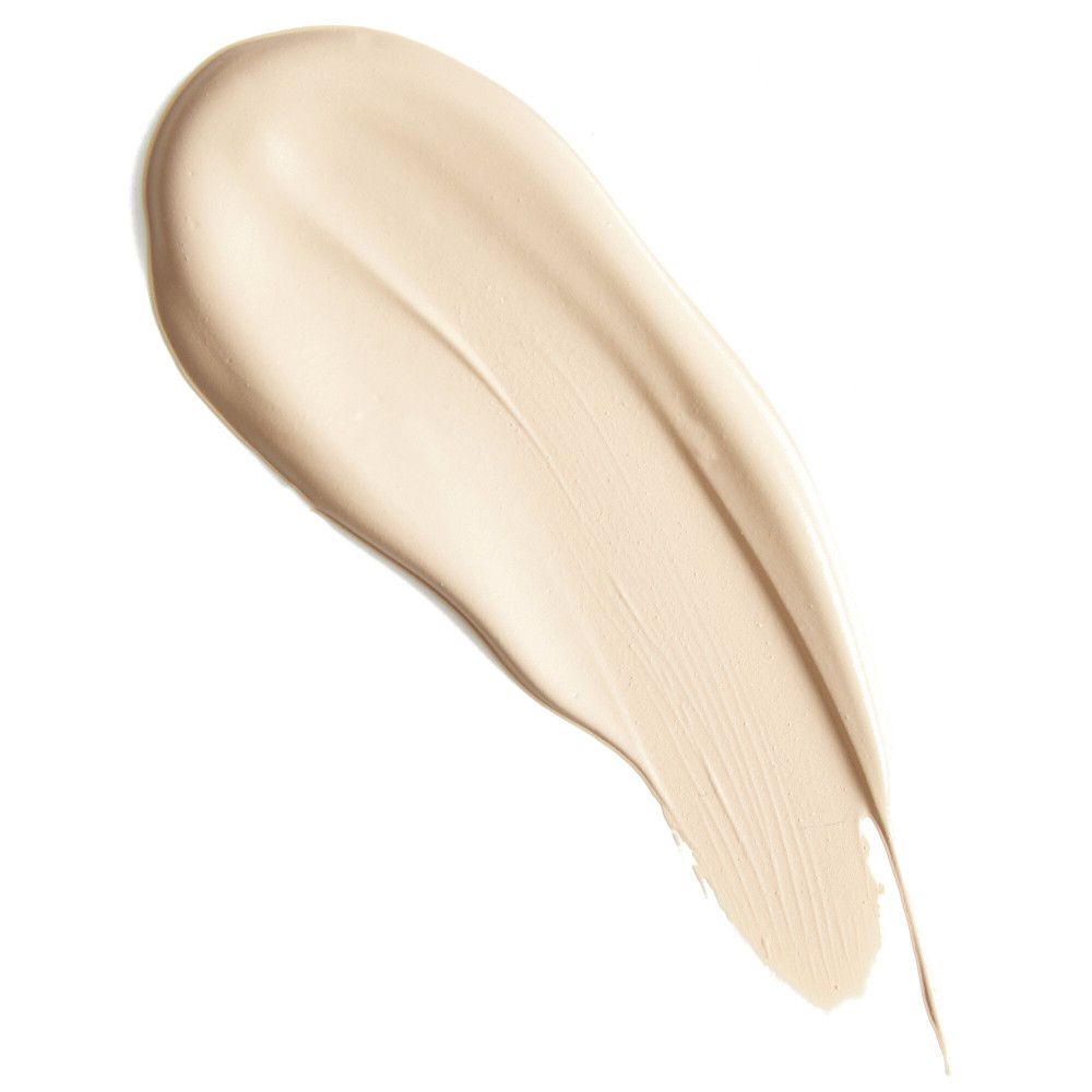 Nuance claire de correcteur, en trait diagonal sur fond blanc. Texture visible.