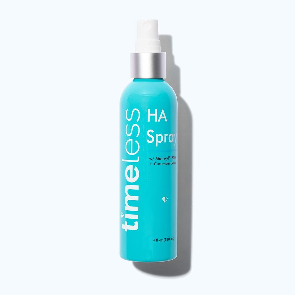 Turquoisekleurige sprayfles met witte sproeikop. Opschrift: timeless, HA Spray, Matrixyl 3000 + Cucumber Extract. 4 fl oz (120 ml).