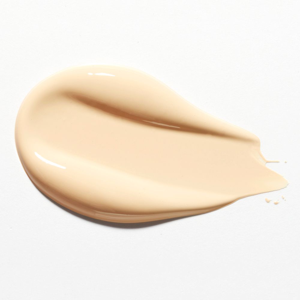 Lichte beige make-up streep op witte achtergrond. Glanzende textuur.