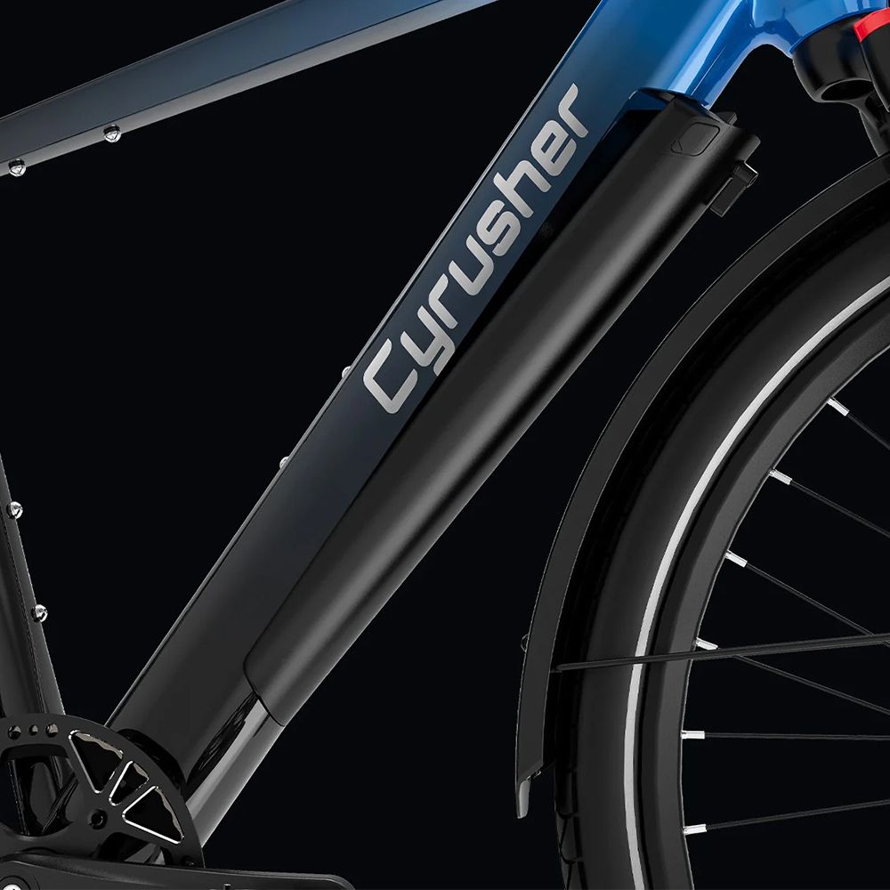 Close-up van het frame van een elektrische fiets. Zichtbaar: Cyrusher-logo, batterij en spatbord.