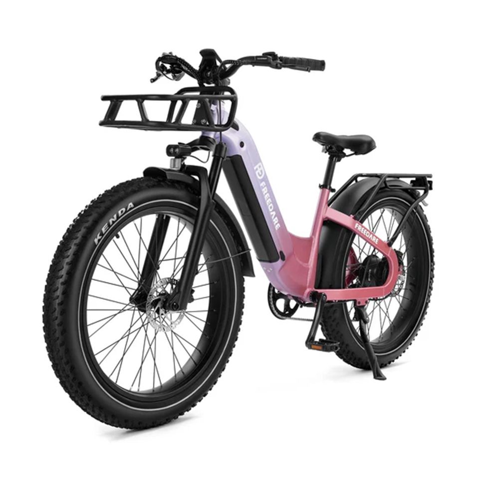 Elektrische fiets met voorste mand. Lila-roze frame, zwarte banden met Kenda-logo. Achterdrager. FREEDARE-logo.