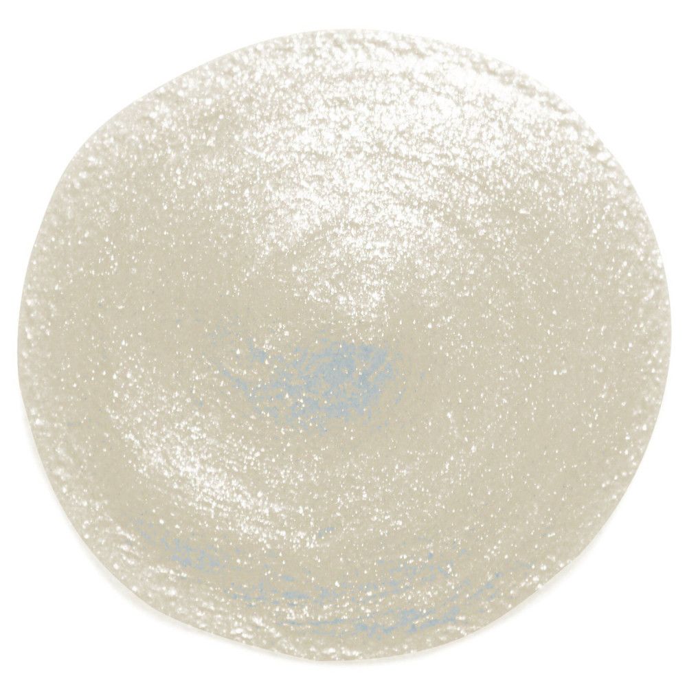 Cirkelvormige, crèmekleurige highlighter-swirl met glitter. Lichte blauwe tint in het midden.