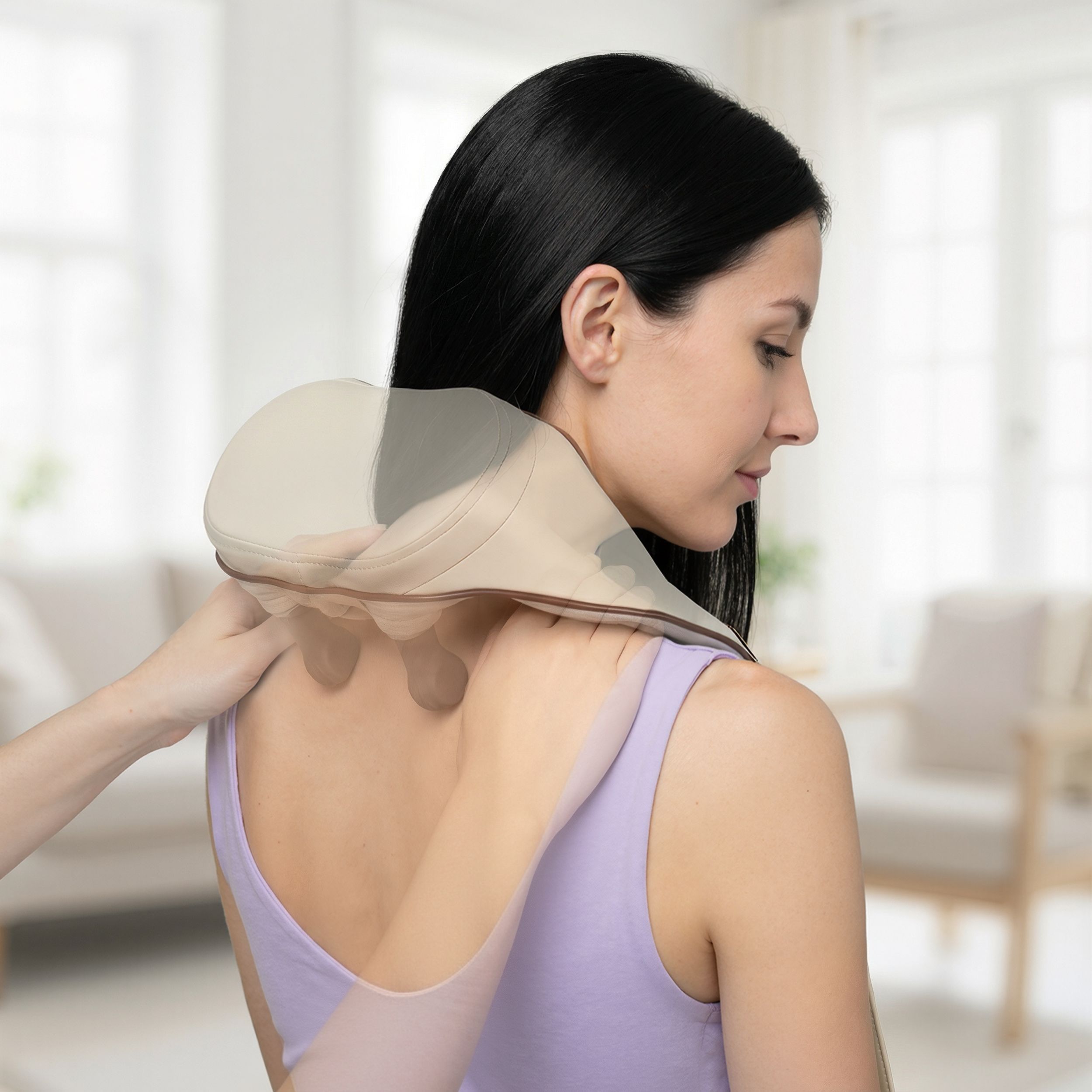 Femme avec un masseur de cou. Des mains lui massent la nuque. Beige et marron.