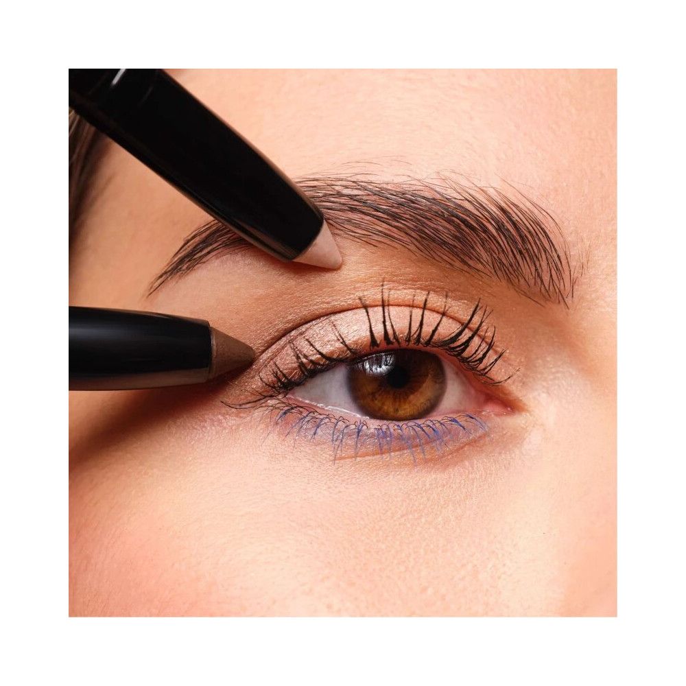 Œil avec fard à paupières. Deux Stylos Artdeco High Performance.