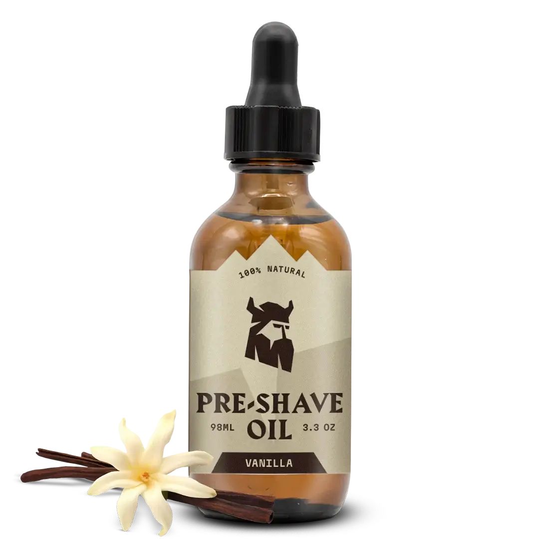 Bruine glazen fles met zwarte druppelaar. Etiket met logo en tekst: Pre-Shave Oil. Vanillebloem en -stokjes.