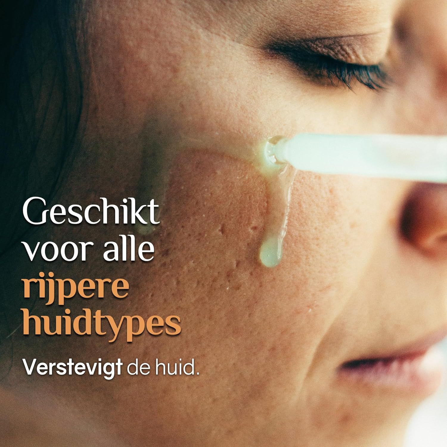 Een pipet brengt serum aan op de huid van een vrouw. Tekst: Geschikt voor alle rijpere huidtypes. Verstevigt de huid.