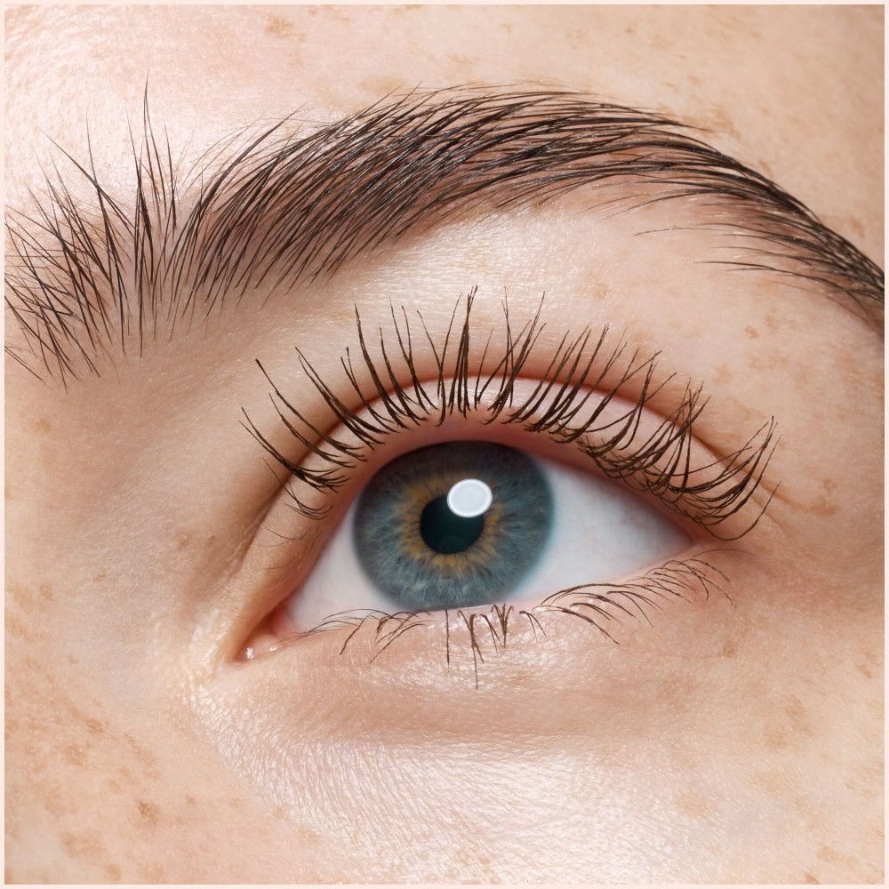 Gros plan d'un œil avec des cils maquillés.