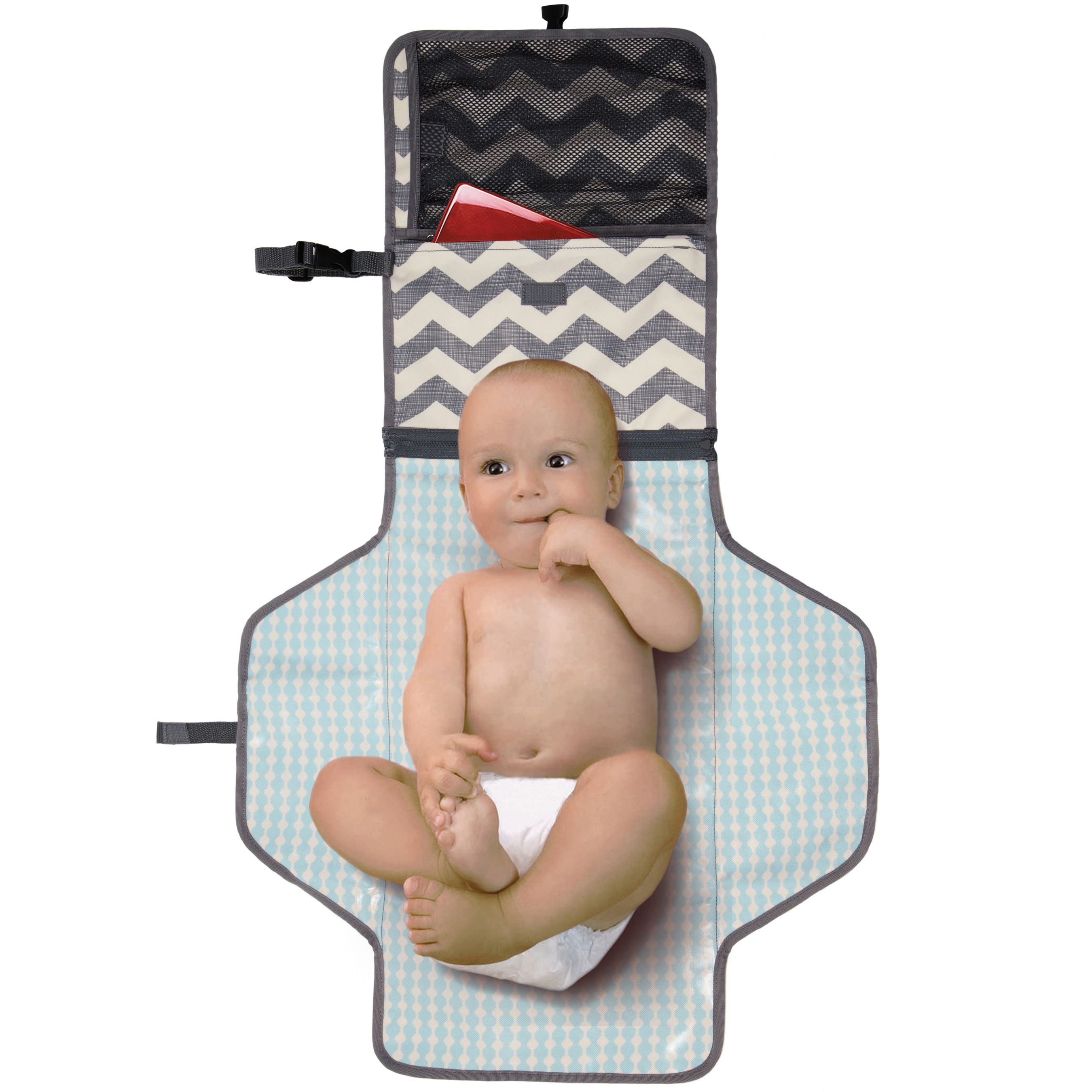 Verschoonmat met baby. Lichtblauw patroon, grijze rand. Open vak met zigzagpatroon. Baby zit.