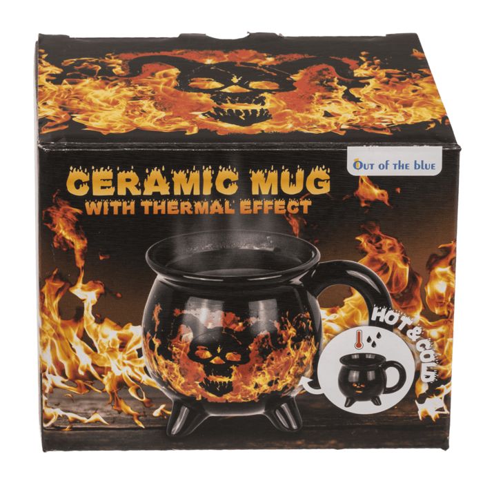 Verpakking voor een zwarte keramische beker in ketelvorm met doodskop-vlammen ontwerp. Tekst: Ceramic Mug, Out of the blue.