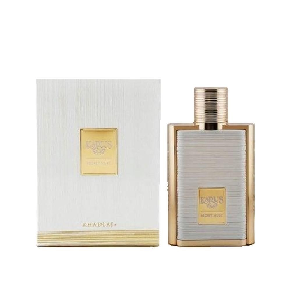 Flacon de parfum et emballage. Flacon rectangulaire avec détails dorés. Emballage blanc avec logo doré.