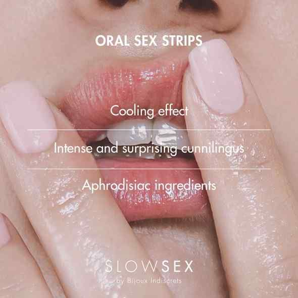 Bouche avec lèvres et doigts. Texte: ORAL SEX STRIPS, Cooling effect, Intense and surprising cunnilingus, Aphrodisiac ingredients. Marque: SLOW SEX.