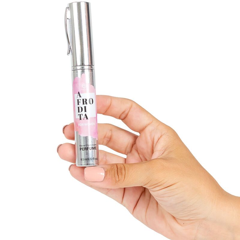 Cilindrische flacon met verstuiver. Opschrift Afrodita. Roze en zilver. Vastgehouden door een hand.