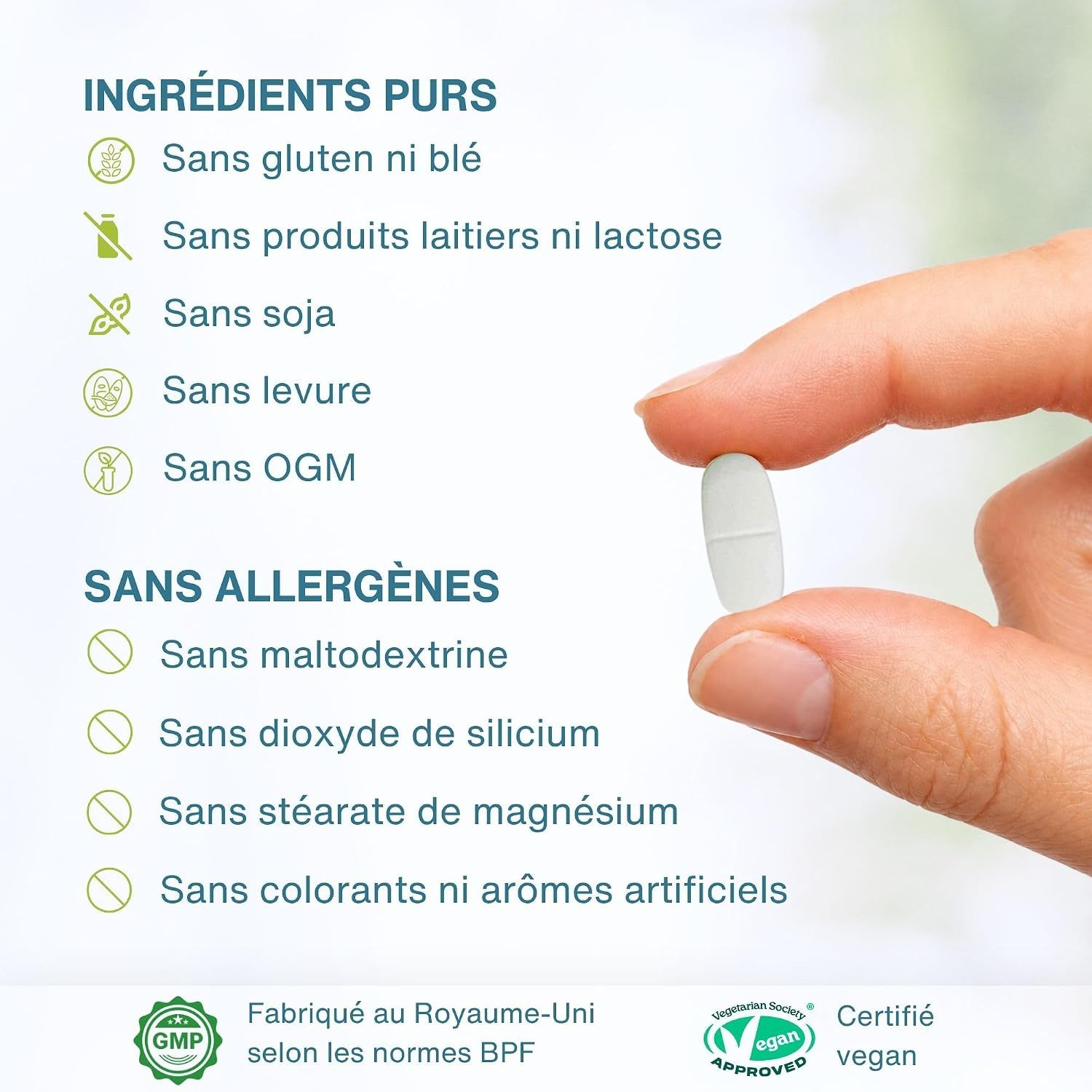 Une pilule blanche avec une barre de sécabilité est tenue par un doigt. Des informations sur la pureté et les allergènes sont listées à gauche.