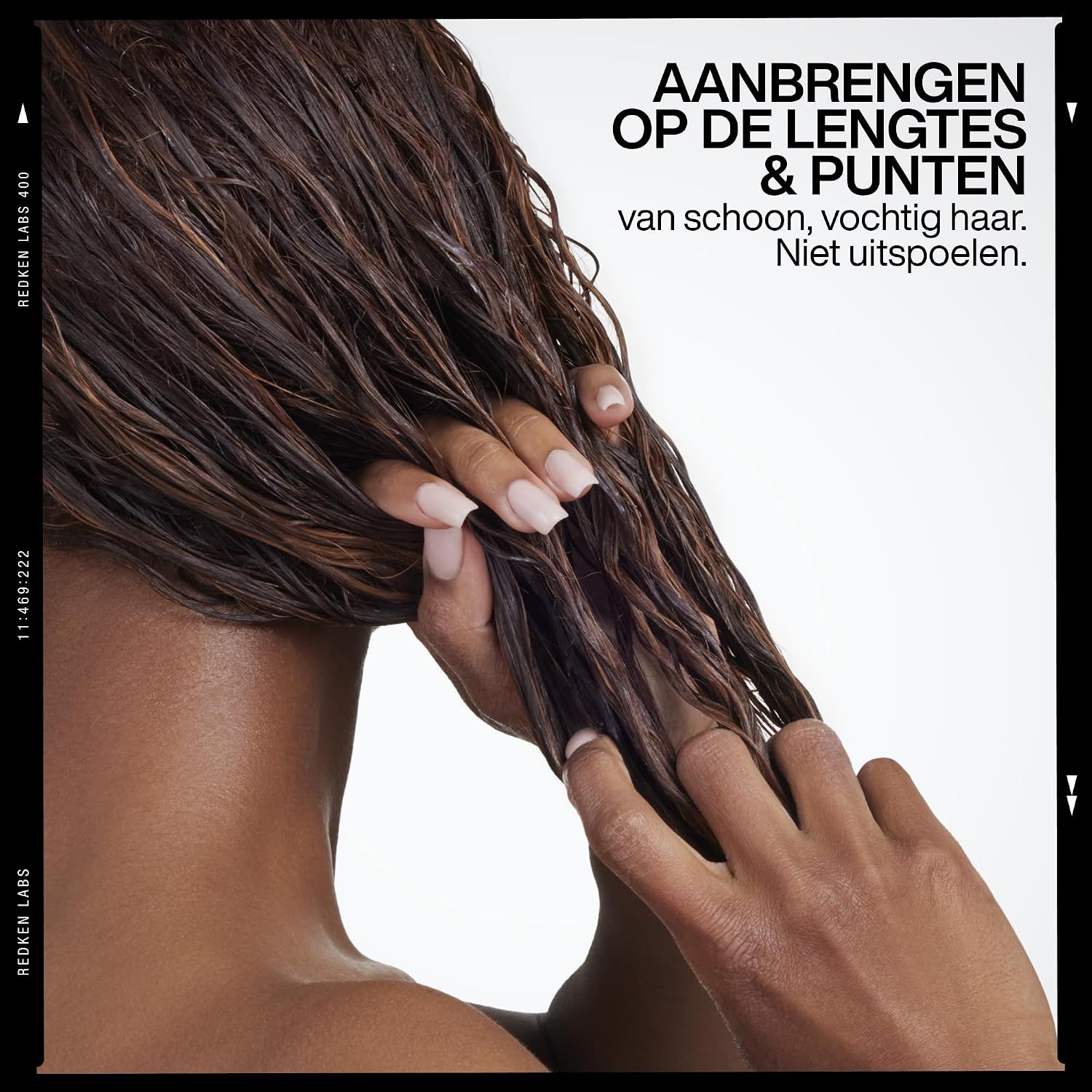 Aanbrengen van Redken Acidic Bonding Concentrate Leave-In Treatment op nat haar.