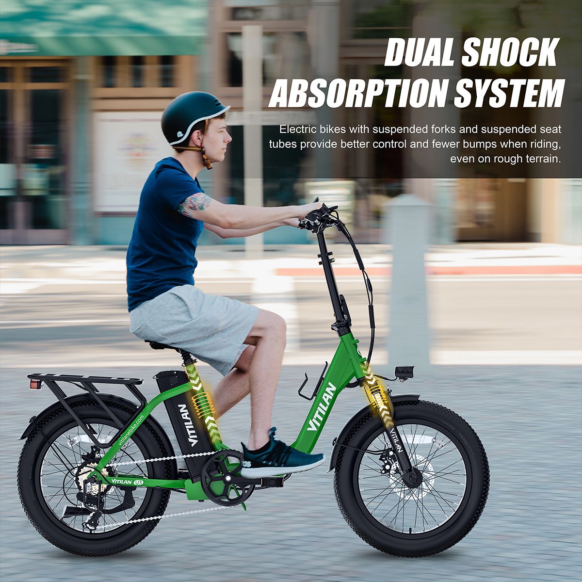 Groene e-bike in beweging. Man rijdt op de weg. Dubbel schokabsorptiesysteem. VITILAN logo zichtbaar.