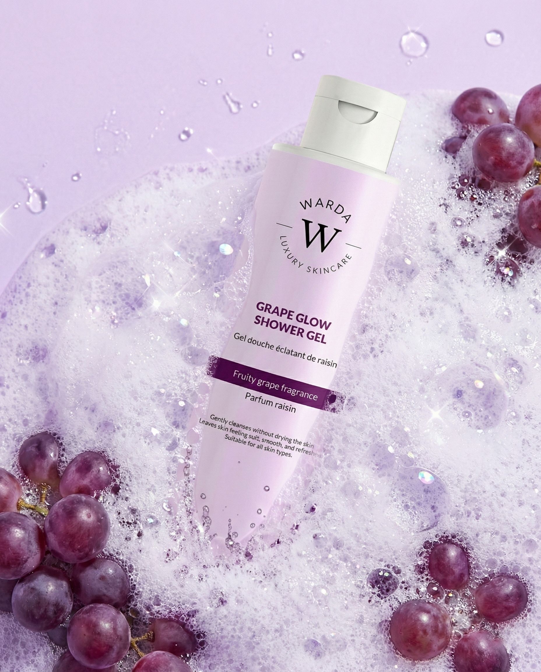 Fles douchegel in zeepschuim, omringd door druiven. Paars etiket met tekst. Productnaam: Grape Glow Shower Gel.