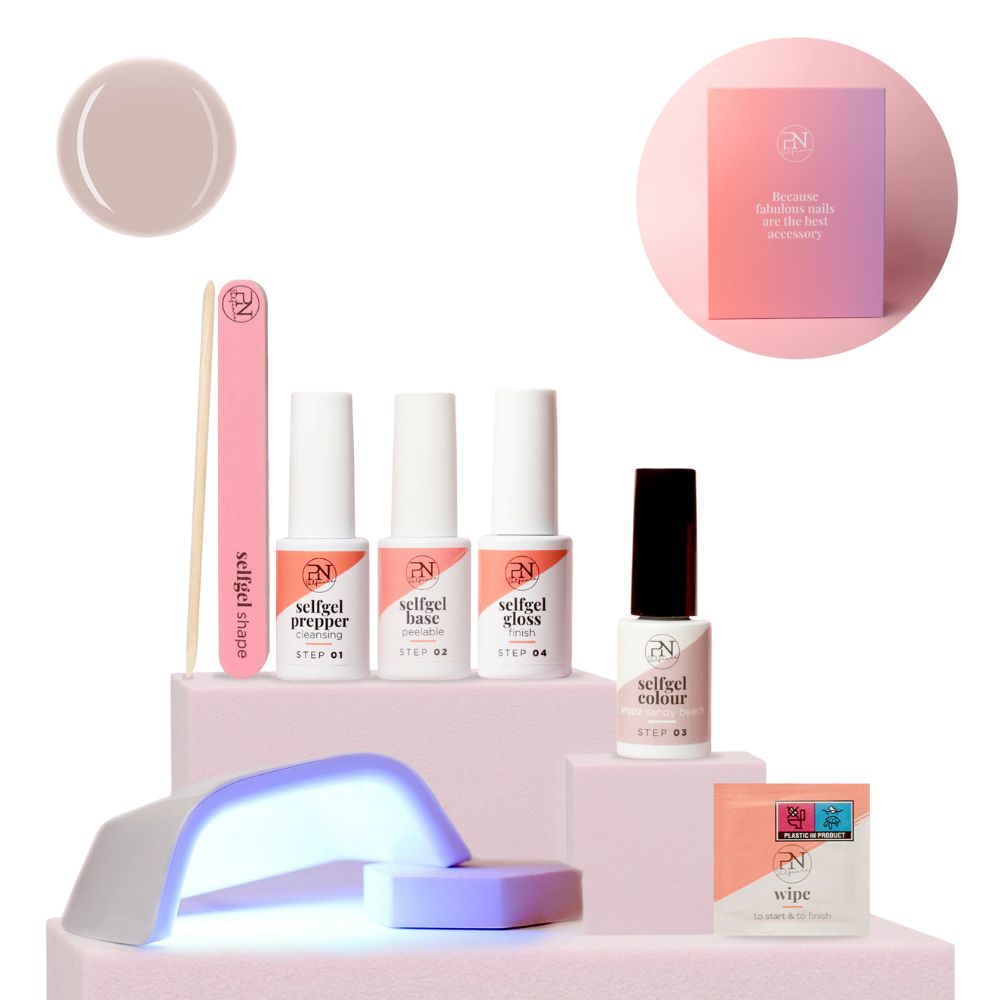 Kit de soins des ongles avec lampe UV, lime, vernis, base, gloss, couleur et lingettes. Logo PN visible.