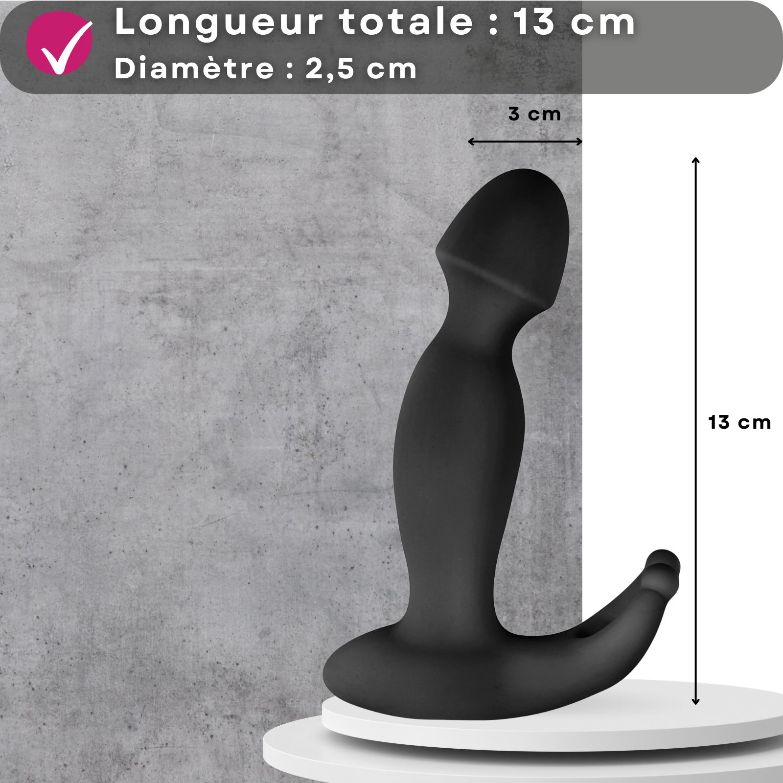Vibrateur noir. Texte: Longueur totale 13 cm, diamètre 2,5 cm. Sur socle.