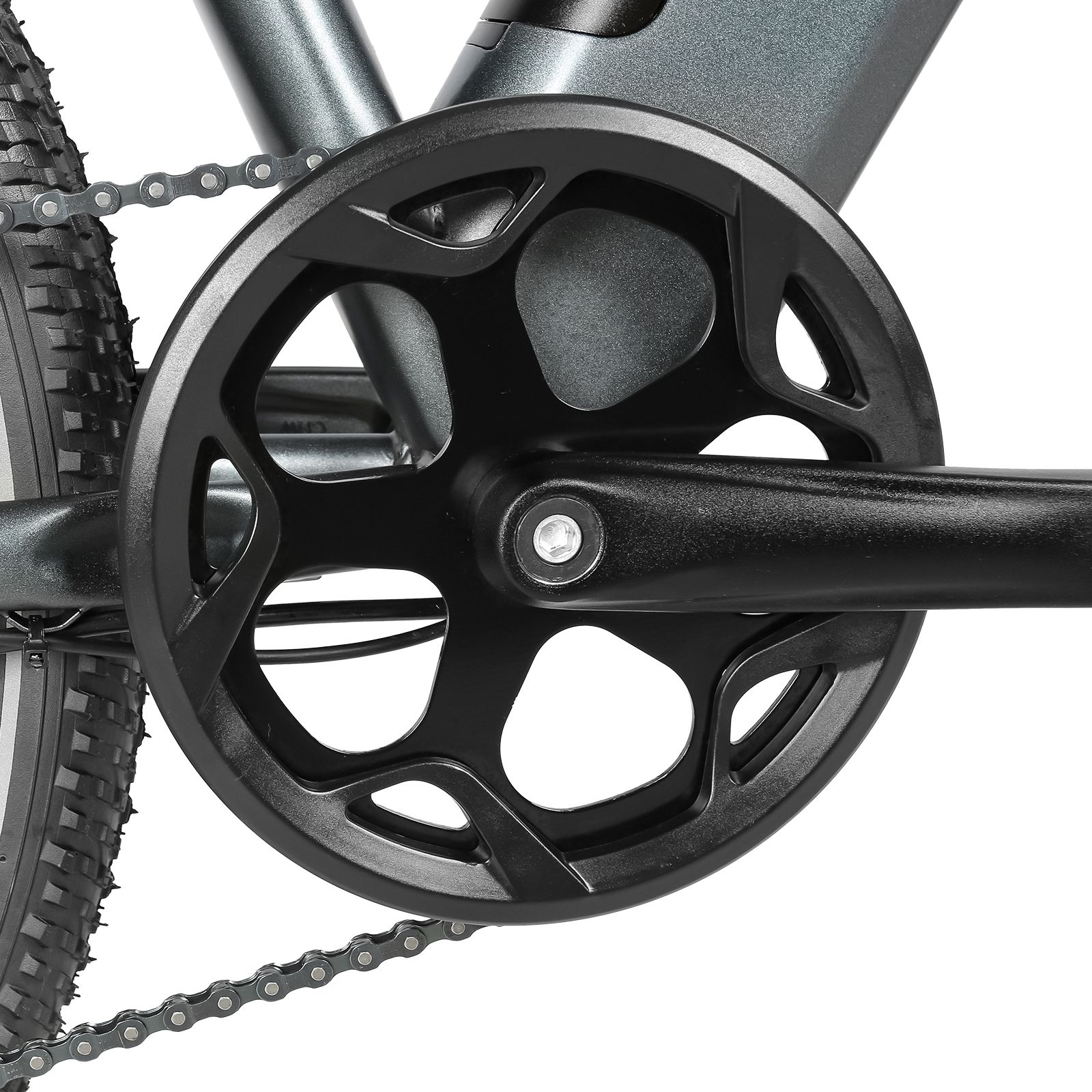 Gros plan du plateau d'un vélo électrique. Plateau noir avec protège-chaîne. Chaîne visible.