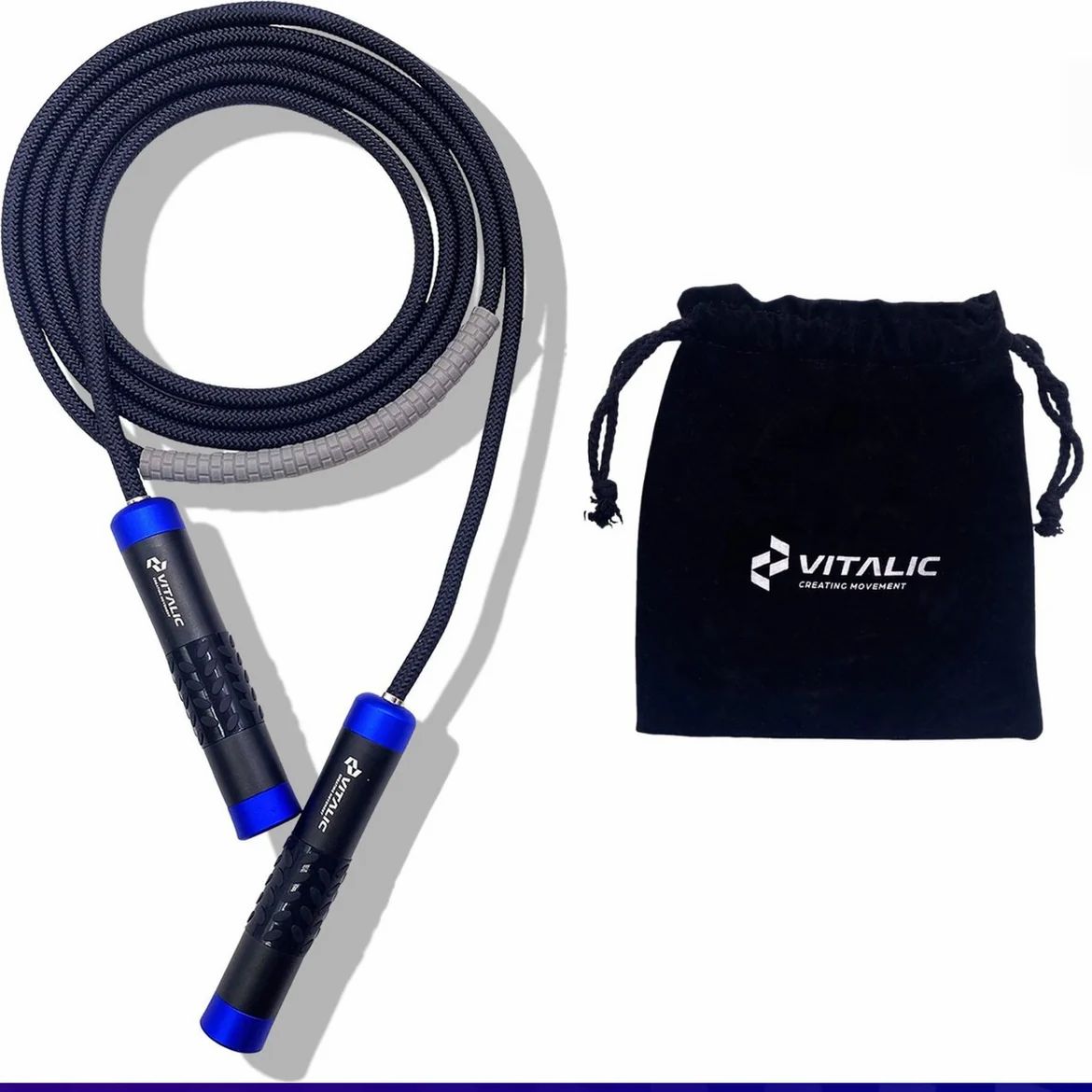 Corde à sauter noire avec poignées bleues et sac de rangement noir avec logo.