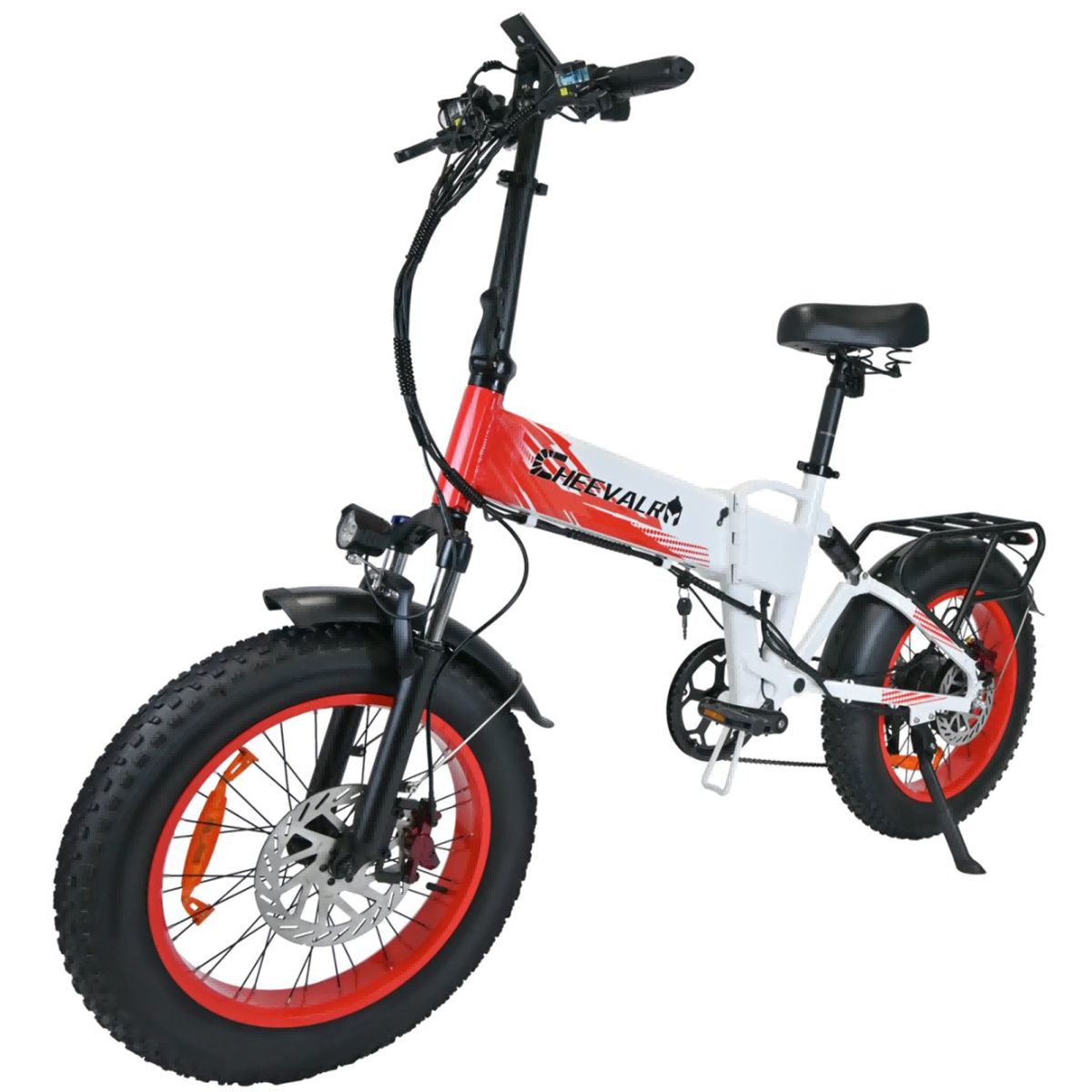 Vélo électrique blanc et rouge. Roues rouges, pneus noirs. Selle noire. Porte-bagages arrière. Marque Cheevalry.