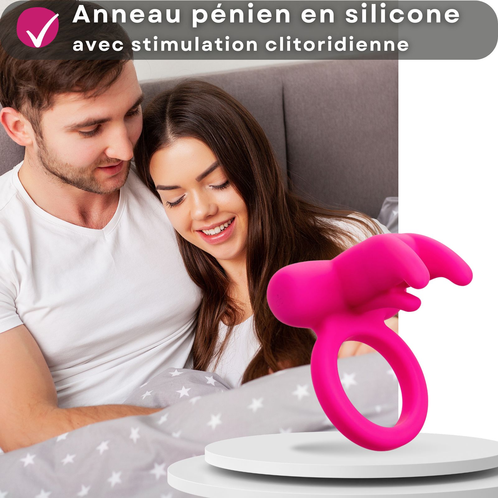 Anneau pénien rose avec stimulation clitoridienne. Couple en arrière-plan. Texte: anneau en silicone avec stimulation.