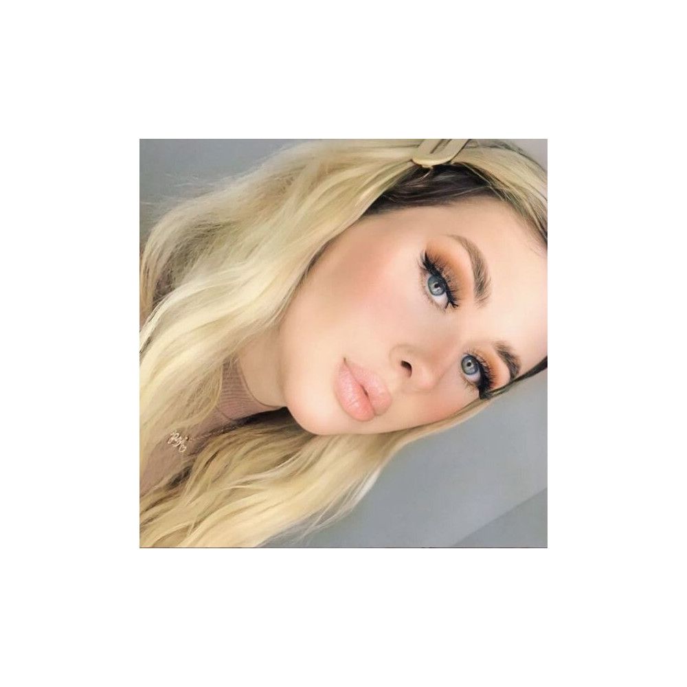 Portrait d'une femme aux cheveux blonds et aux yeux maquillés. Les cils sont mis en valeur.