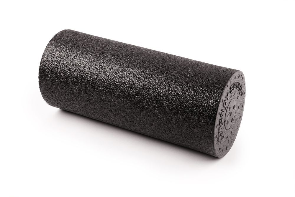 Rouleau de fascia noir. Forme cylindrique, surface texturée. Sur fond blanc.