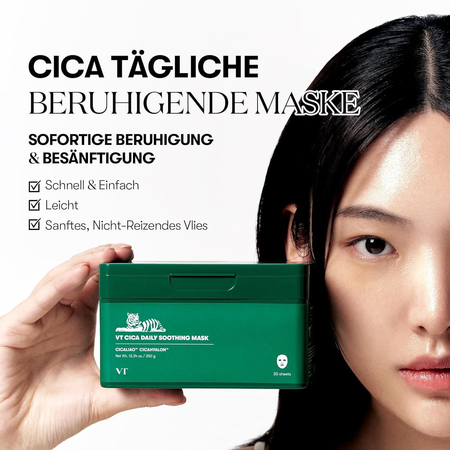 Groene doos met 'Cica Daily Soothing Mask'. Vrouw houdt de doos vast. Tekst: Directe kalmering & verzachting.
