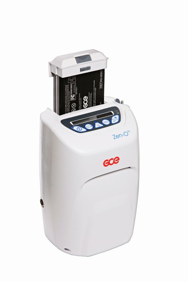 GCE Zen-O zuurstofconcentrator. Wit apparaat met batterij-inzet. Logo en bedieningselementen.