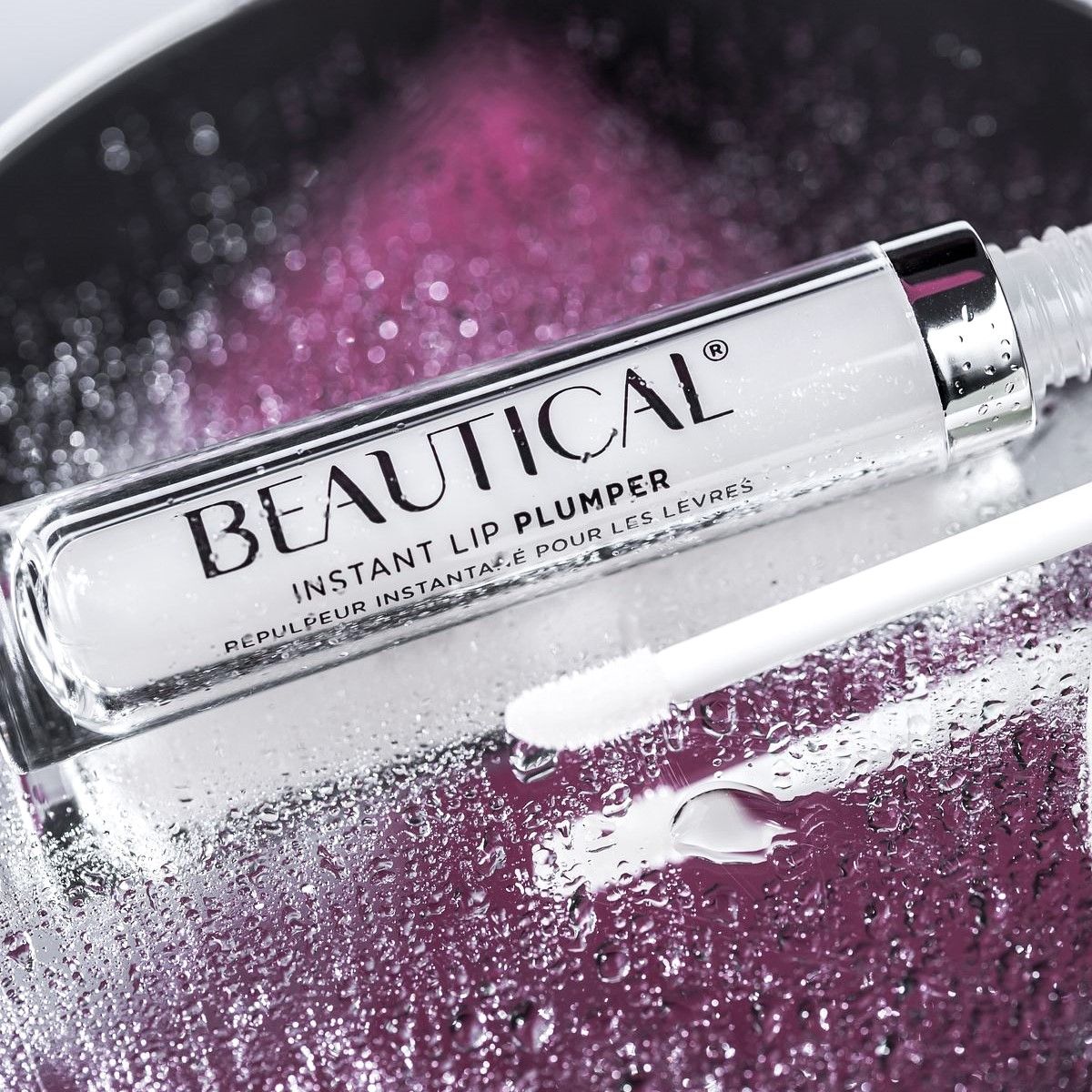 BEAUTICAL Instant Lip Plumper. Tube avec bouchon argenté et applicateur. Produit sur surface brillante.