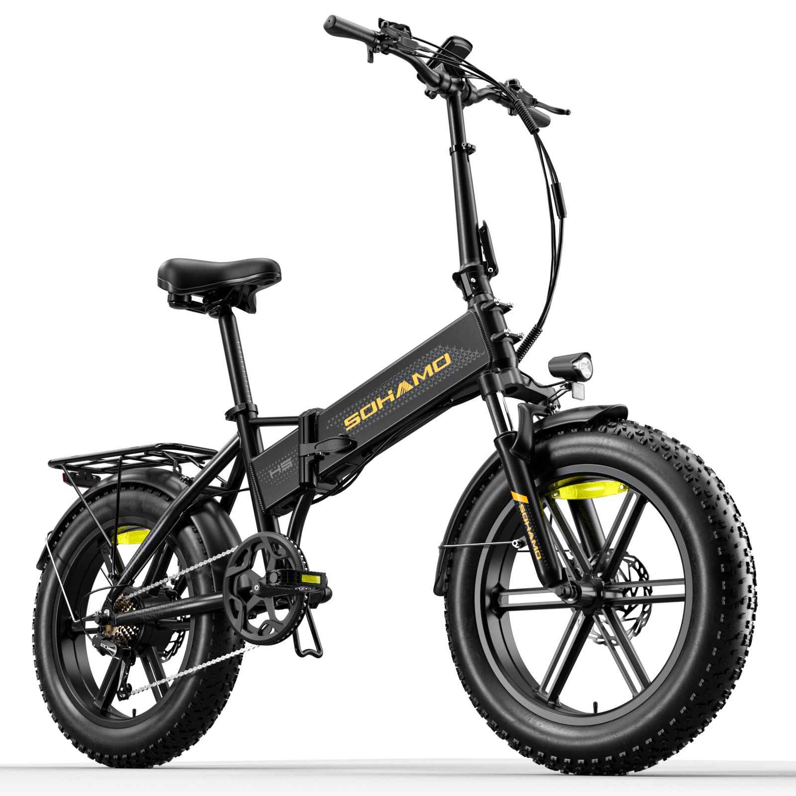 E-bike, zijaanzicht. Zwarte kleur, gele accenten. Grote banden, koplamp, bagagerek. Opschrift SOHAMO.