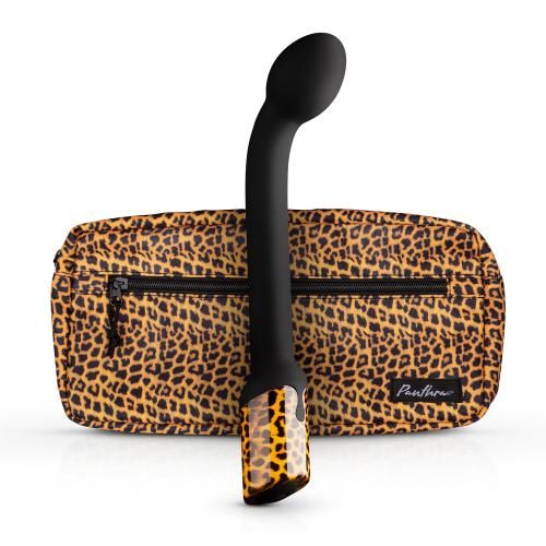 Vibrateur noir incurvé avec base à motif léopard, devant une pochette à motif léopard. Le mot "Panthera" est visible sur la pochette.