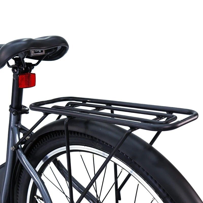 Gros plan de l'arrière d'un vélo gris. Visible : porte-bagages, feu arrière rouge, pneu noir et garde-boue.