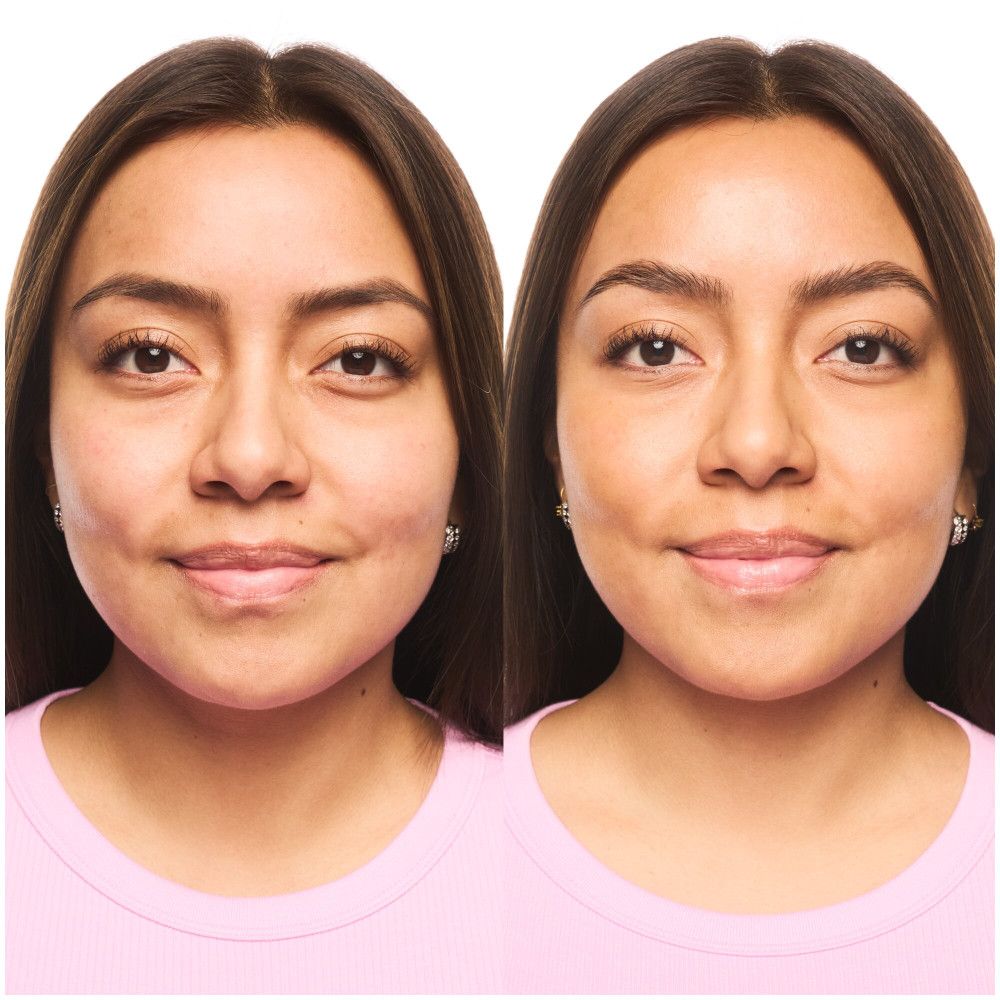 Voor-en-na-vergelijking. Twee portretten van een vrouw. Links: ongeschminkt. Rechts: opgemaakt, met foundation.