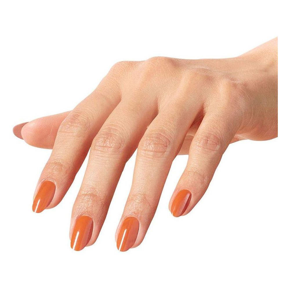 Hand met oranje gelakte nagels. Witte achtergrond.