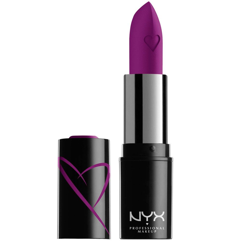 Rouge à lèvres violet avec un cœur gravé sur la mine. Le tube noir porte le logo "NYX PROFESSIONAL MAKEUP". Le capuchon est ouvert.