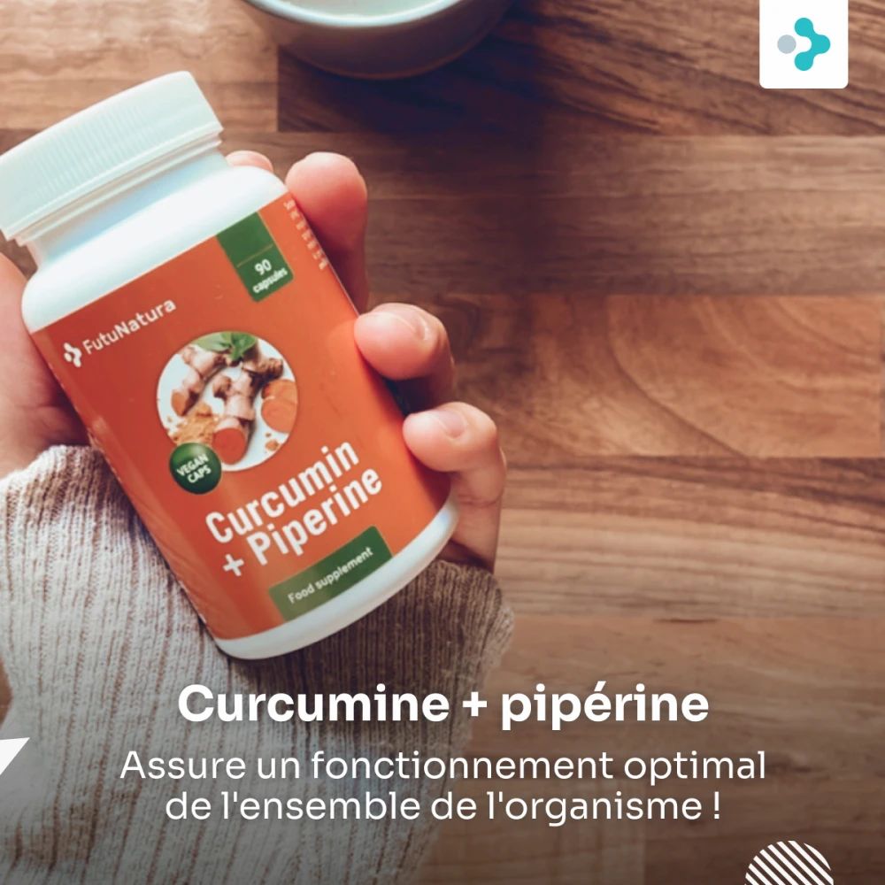 Flacon avec étiquette orange, tenu par une main. Inscription : Curcumine + pipérine. Texte : Assure un fonctionnement optimal.