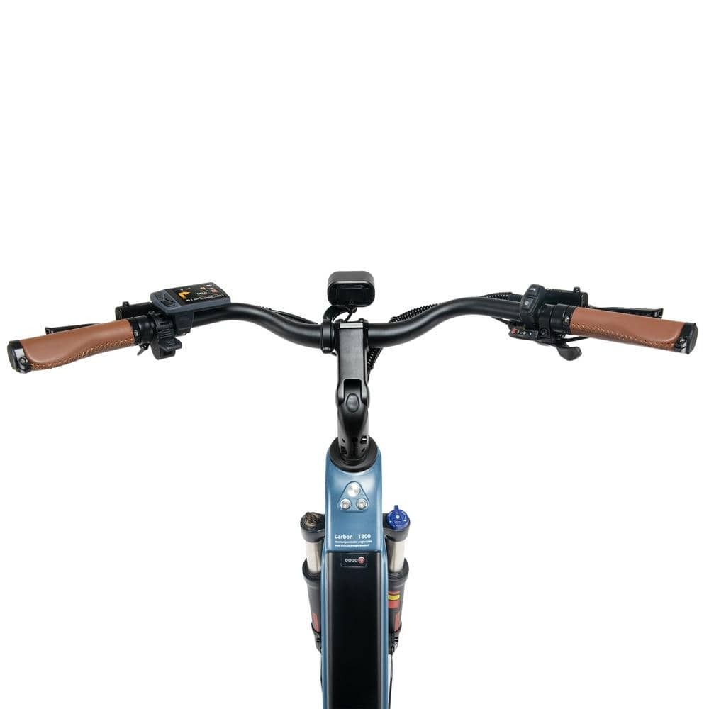 Guidon de vélo électrique bleu avec poignées marron. Écran et lumière montés en haut. Guidon noir.