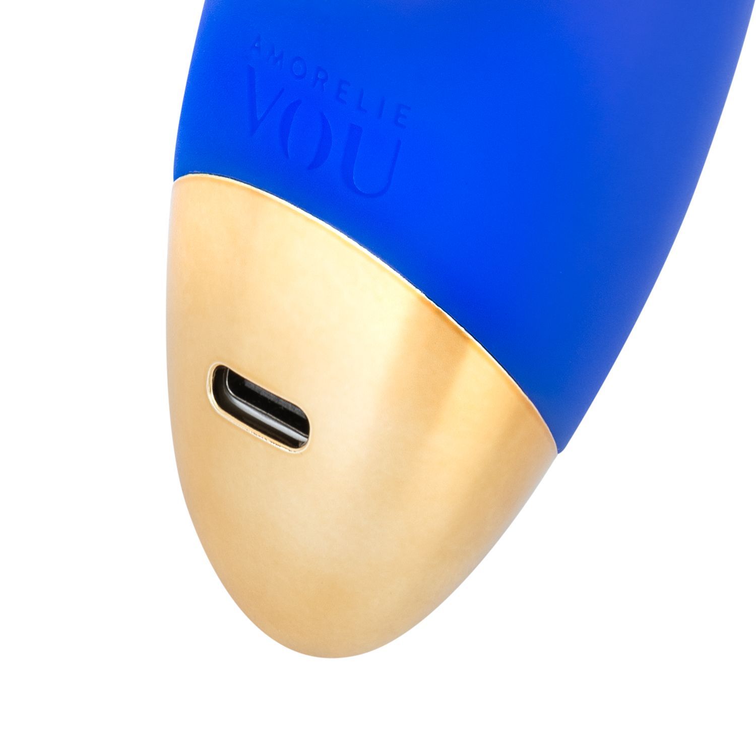 Close-up van het gouden uiteinde van een blauwe vibrator. Een oplaadpoort is zichtbaar. Het product heeft het merk AMORELIE VOU.