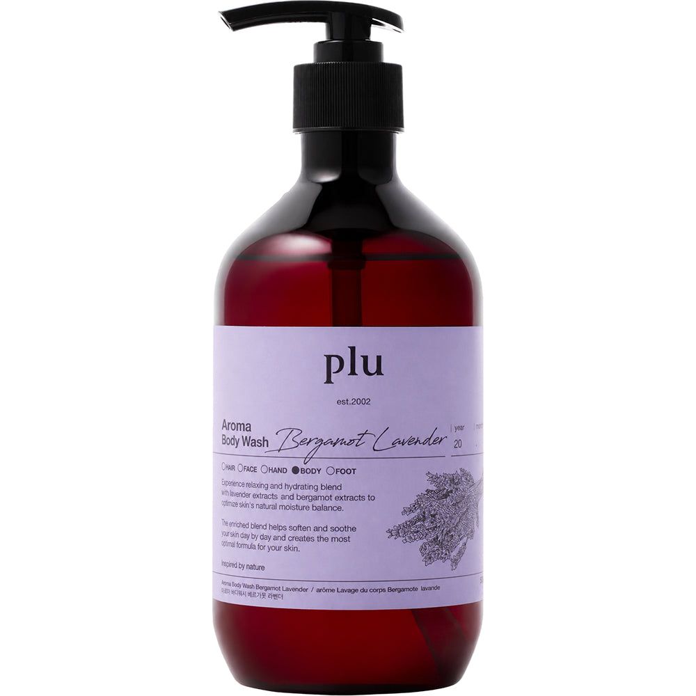 Bruine pompfles met licht label, met "plu Aroma Body Wash Bergamot & Lavender" erop.