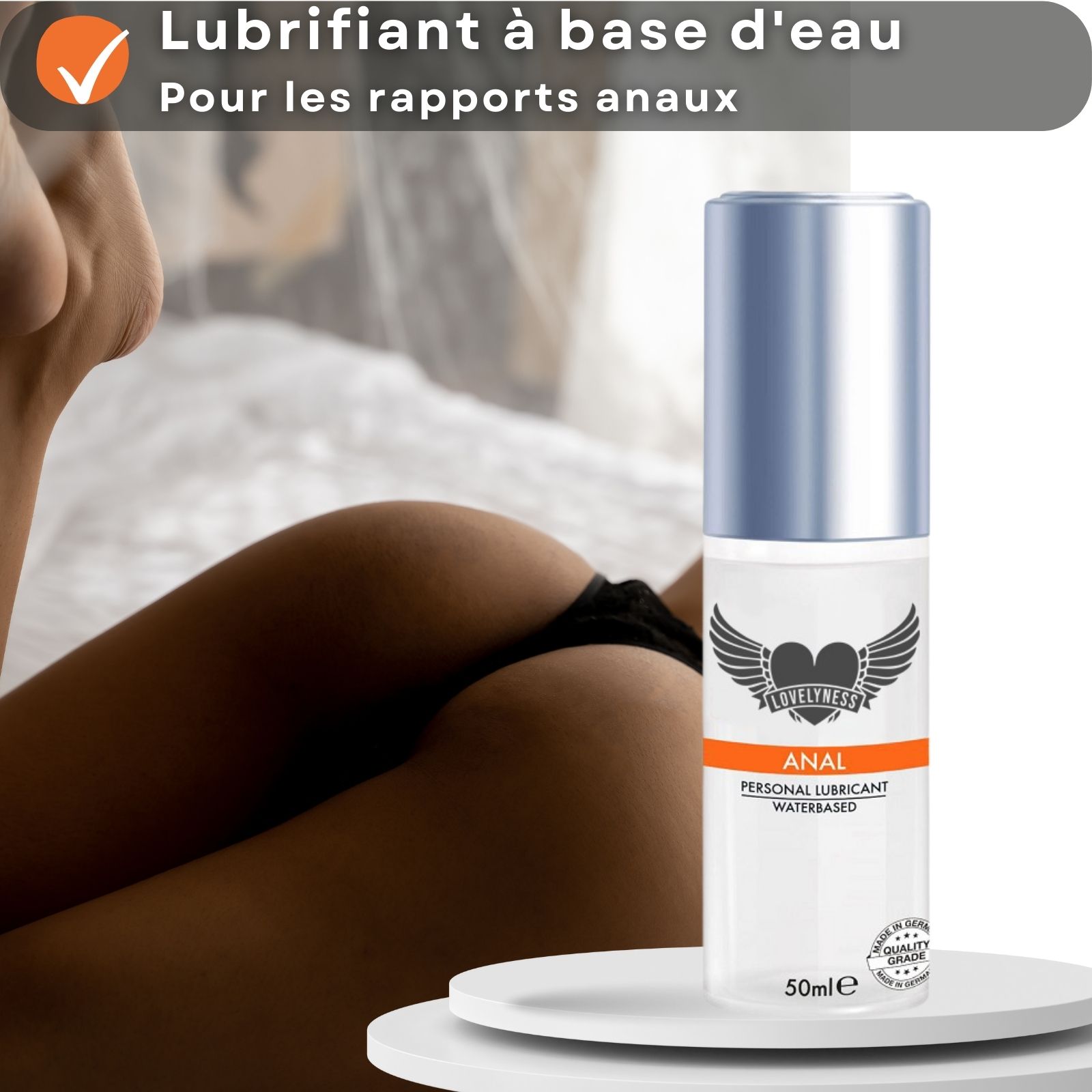 Flacon de gel. Fond : fesses, lit. Texte : gel à base d'eau, pour rapports anaux.