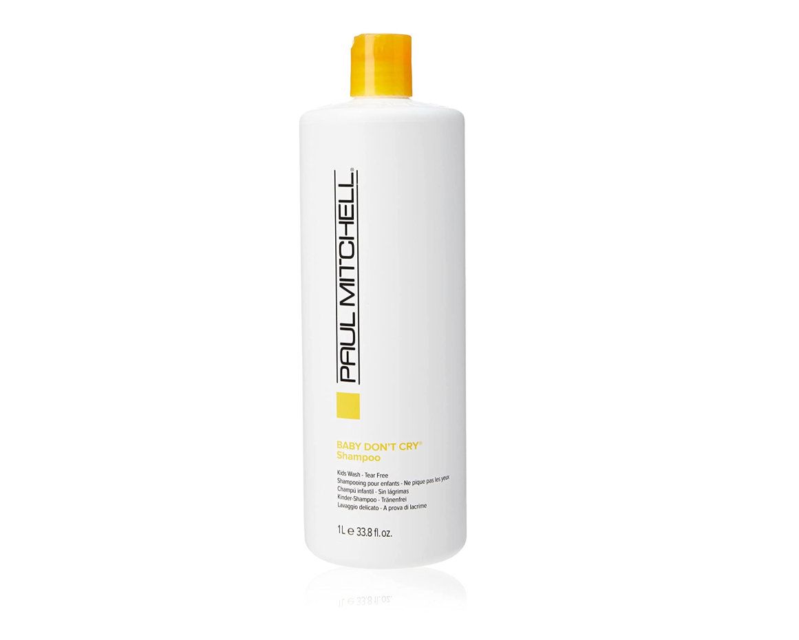 Une bouteille blanche de Paul Mitchell Baby Don't Cry Shampoo avec un bouchon jaune.